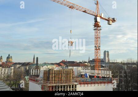 An der Brienner Straße wird derzeit das NS-Dokumentationszentrum (im Vordergrund) aufgezogen. Einige hundert Meter weiter reißt Siemens seine Unternehmenszentrale ab und baut sie als neues Viertel um. [Automatisierte Übersetzung] Stockfoto