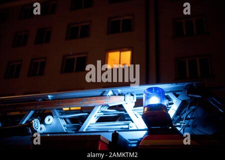 Mit dem Leiterwagen unter blauem Licht durch die engen Gassen von Schwebing fahren. [Automatisierte Übersetzung] Stockfoto