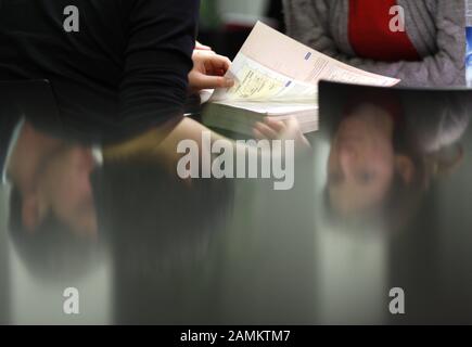 Medizinstudenten bereiten sich gemeinsam auf eine Prüfung im Leihsaal der Bibliothek der Ludwig-Ludwig-Universität (LMU) in München vor. [Automatisierte Übersetzung] Stockfoto