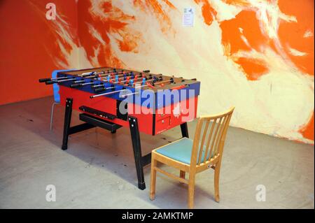 Foosballtisch auf dem Indoor-Spielplatz Erlebniskraftwerk des gemeinnützigen Vereins Kulti-Kids im alten Fabrikgebäude der ehemaligen Pfanni-Fabrik am Ostbahnhof. [Automatisierte Übersetzung] Stockfoto