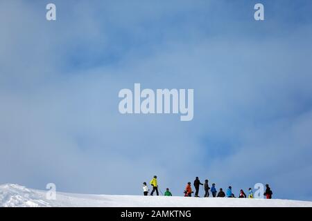 Skifahrer auf der Piste im Skigebiet Westendorf bei Kitzbühel. [Automatisierte Übersetzung] Stockfoto