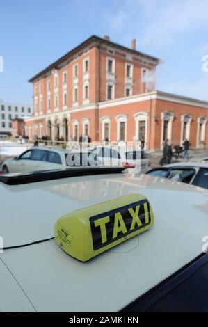 Taxis am Taxistand auf der Südseite des Bahnhofs Pasing. [Automatisierte Übersetzung] Stockfoto