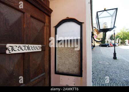 Der ehemalige Gasthof Hörhammerbräu in der Konrad-Adenauer-Straße in Dachau-Gebiet ist seit Jahrzehnten menschenleer. Im Bild der Eingang mit einem "Geschlossenen" Schild und der leeren Schaufenster für das Menü. [Automatisierte Übersetzung] Stockfoto