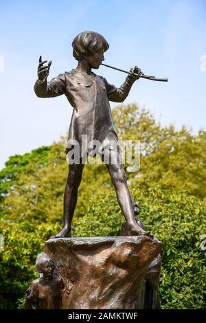 Statue von Peter Pan auf dem Gelände des Palm House, Sefton lade, Liverpool, Großbritannien. Stockfoto