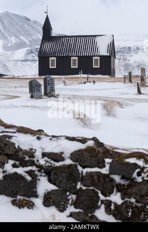 Die Schwarze Kirche von Budir Kirche, Halbinsel Snaefellsnes, Western Island im Kontrast zu den weißen Schnee an einem Wintertag im Februar Stockfoto