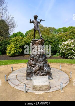 Statue von Peter Pan auf dem Gelände des Palm House, Sefton lade, Liverpool, Großbritannien. Stockfoto