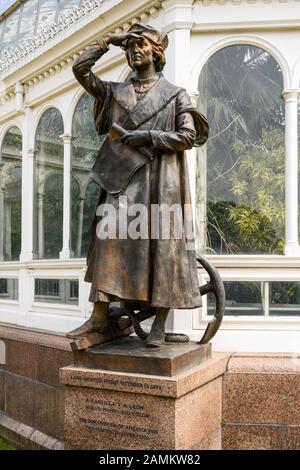 Statue von Christopher Columbus durch den Bildhauer Léon-Joseph Chavalliaud, an einer der Ecken von Sefton Park Palm House, Liverpool, Großbritannien positioniert. Stockfoto