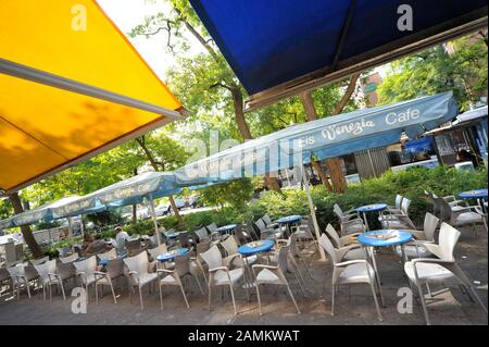 Grünstreifen vor der Eiscafe Venezia am Münchner Rotkreuzplatz. [Automatisierte Übersetzung] Stockfoto