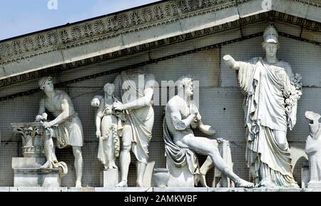 Figurenfries im Gebälk der Fassade der Glyptothek am Münchner Königsplatz. [Automatisierte Übersetzung] Stockfoto