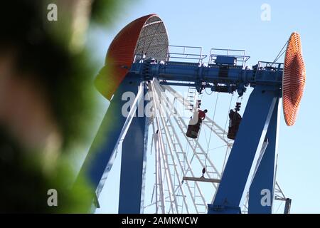 Arbeiter, die das Riesenrad für das Oktoberfest bauen. [Automatisierte Übersetzung] Stockfoto