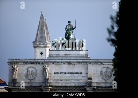 Siegestor und ein Turm der Ludwigskirche in der Münchner Maxvorstadt, von der Leopoldstraße aus gesehen. [Automatisierte Übersetzung] Stockfoto