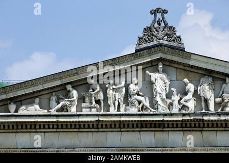 Figurenfries im Gebälk der Fassade der Glyptothek am Münchner Königsplatz. [Automatisierte Übersetzung] Stockfoto