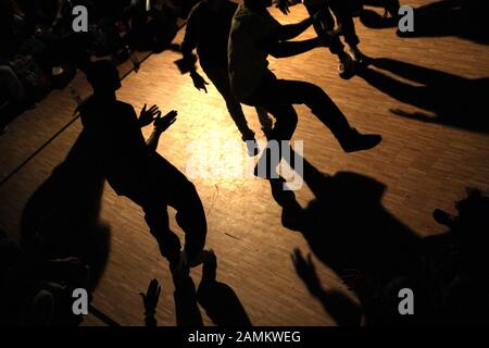 Teilnehmer des internationalen Hip-Hop-Tanzwettbewerbs "Funk the System" im Kinder- und Jugendzentrum 'Der Club' in der Wintersteinerstraße in Hasenbergl. [Automatisierte Übersetzung] Stockfoto