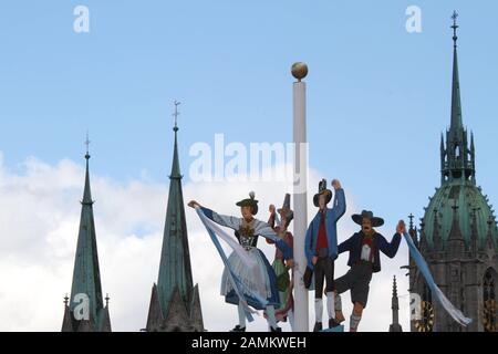 Eindruck von der Münchner Theresienwiese, 13 Tage vor Eröffnung des Oktoberfests. Im Vordergrund der Trachtenbaum vor der Ochsenbraterei, dahinter die Türme der Paulskirche. [Automatisierte Übersetzung] Stockfoto