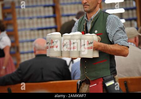 Gottesdienst mit Steinschmeckern aus Hacker-Pschorr im Herzkasperl-Festzelt auf der Oidn Wiesn. [Automatisierte Übersetzung] Stockfoto