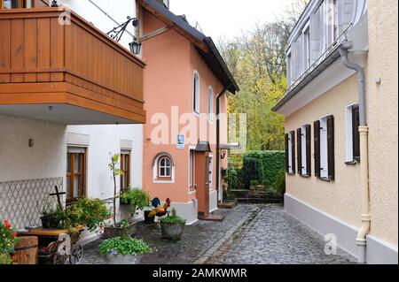 Alte, kleine Häuser in der Franz-Püller-Straße / Am Herrgottseck in der untereren Au in München. [Automatisierte Übersetzung] Stockfoto