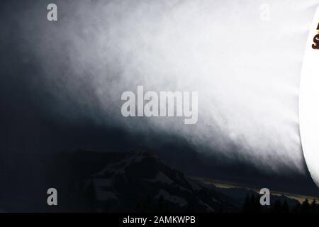 Schneekanone in der Dämmerung auf der Bergstation Hochbrixen oberhalb von Brixen im Thale in Österreich im Einsatz. [Automatisierte Übersetzung] Stockfoto