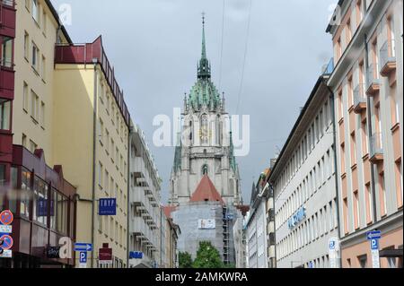 Blick auf die Paulskirche von der Landwehrstraße mit beidseitigen Wohnhäusern. [Automatisierte Übersetzung] Stockfoto