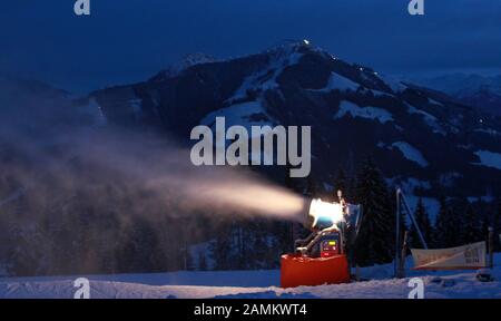 Schneekanone in der Dämmerung auf der Bergstation Hochbrixen oberhalb von Brixen im Thale in Österreich im Einsatz. [Automatisierte Übersetzung] Stockfoto