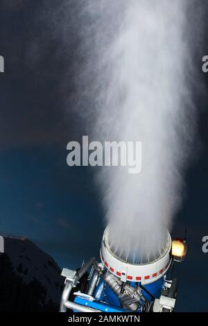 Schneekanone in der Dämmerung auf der Bergstation Hochbrixen oberhalb von Brixen im Thale in Österreich im Einsatz. [Automatisierte Übersetzung] Stockfoto