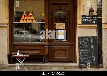 Im Fenster von Mr. Baker's Coffee House in der Steinstraße gibt es Mini-Panettöne, die zu Pyramiden gehüpft werden. [Automatisierte Übersetzung] Stockfoto