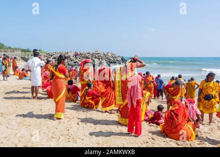 Hindu-Pilger an einem Strand, mahabalipuram, tamil nadu, indien Stockfoto
