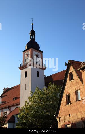 Altstadt mit Kirchturm der katholischen Kirche in Hilpoltstein, Franken, Deutschland Aufnahme ab 2013 [automatisierte Übersetzung] Stockfoto