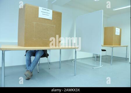 Kommunalwahlen 2014 in München: Beim Wahlbüro der Bezirks-Sinspection Mitte im Tal 29 können Sie Ihre Briefwahlunterlagen abholen oder direkt vor Ort abstimmen. Das Bild zeigt einen Briefwähler in der Wahlkabine. [Automatisierte Übersetzung] Stockfoto