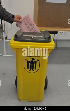 Kommunalwahlen 2014 in München: Beim Wahlbüro der Bezirks-Sinspection Mitte im Tal 29 können Sie Ihre Briefwahlunterlagen abholen oder direkt vor Ort abstimmen. Im Bild wird der rosafarbene Umschlag mit den fertigen Stimmzetteln in die Wahlurne geworfen. [Automatisierte Übersetzung] Stockfoto