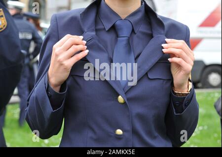 Polizeibeamte aus Nürnberg stellen dem Bayerischen Innenministerium in München eine neue einheitliche Sammlung vor. Die Vorschläge für die neuen Uniformen bestehen aus bestehenden Uniformen aus Österreich, Baden-Württemberg und Sachsen-Anhalt und sollen ab August von der bayerischen Polizei getestet werden. [Automatisierte Übersetzung] Stockfoto