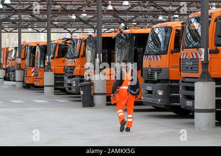 Müllsammelfahrzeuge im Carport der Zentrale der Münchner Abfallwirtschaftsgesellschaft (AWM) am Georg-Brauchle-Ring. [Automatisierte Übersetzung] Stockfoto