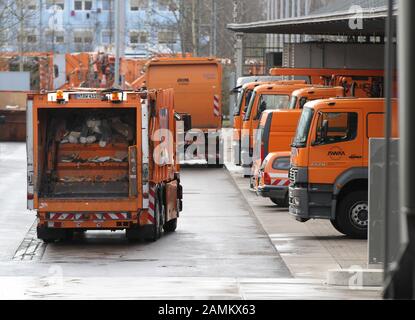 Müllsammelfahrzeuge im Carport der Zentrale der Münchner Abfallwirtschaftsgesellschaft (AWM) am Georg-Brauchle-Ring. [Automatisierte Übersetzung] Stockfoto