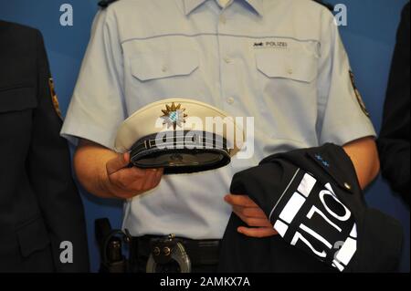 Polizeibeamte aus Nürnberg stellen dem Bayerischen Innenministerium in München eine neue einheitliche Sammlung vor. Die Vorschläge für die neuen Uniformen bestehen aus bestehenden Uniformen aus Österreich, Baden-Württemberg und Sachsen-Anhalt und sollen ab August von der bayerischen Polizei getestet werden. [Automatisierte Übersetzung] Stockfoto