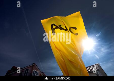 Zerknitterte ADAC-Verkleidung für ein Verkehrszeichen in der Neufeldstraße in Olching. [Automatisierte Übersetzung] Stockfoto