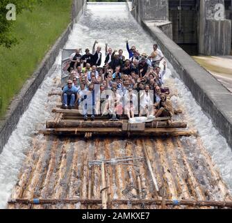 Voll besetztes Floß an der Isar bei einer Floßfahrt im Mühltal bei Strasslach auf Europas längste Floßrutsche. [Automatisierte Übersetzung] Stockfoto