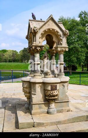 Trinkbrunnen (1872) im High viktorianischen Stil der Gotik, im Sefton Park, Liverpool, Großbritannien. Stockfoto