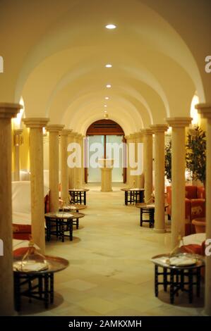 Kolonnade im orientalischen Hamam im Hotel Schloss Elmau. [Automatisierte Übersetzung] Stockfoto