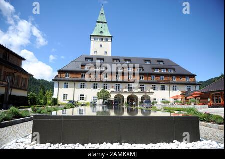 Das Hotel Schloss Elmau ist der Austragungsort des Gipfeltreffens 2015, bei dem sich Vertreter der wichtigsten Industrienationen der Welt treffen. [Automatisierte Übersetzung] Stockfoto