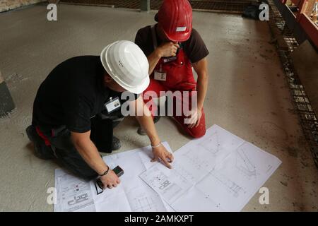 Diskussion der Sanierungsarbeiten an der neuen Siemens-Konzernzentrale im Palais Ludwig Ferdinand am Wittelsbacher Platz in München. [Automatisierte Übersetzung] Stockfoto