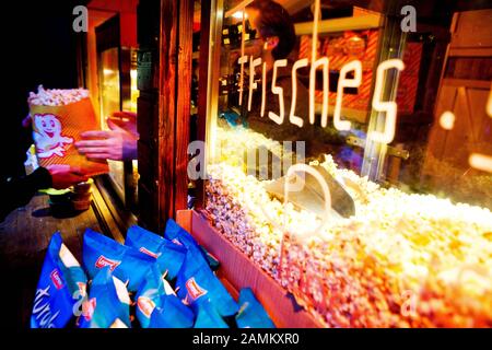 Popcorn beim Festival "Kino, Mond und Sterne" im Münchner Westpark. [Automatisierte Übersetzung] Stockfoto