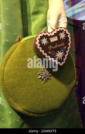 Dirndl-Tasche und herzförmige Pralinen in einem Schaufenster in München. [Automatisierte Übersetzung] Stockfoto