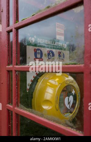 Ein Defibrillator, der sich in einer alten Telefonbox befindet, die in Notfällen von der Öffentlichkeit verwendet werden soll, befindet sich gegenüber dem Pub Bucks Head in Godden Green am 5. Januar 2019 in Kent, England. Stockfoto