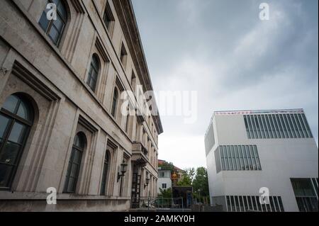 Baustelle für das NS-Dokumentationszentrum auf dem Gelände des ehemaligen "braunen Hauses" an der Brienner Straße unweit des Königsplatzes. Auf der linken Seite befindet sich das Gebäude des heutigen Wintergartens. [Automatisierte Übersetzung] Stockfoto