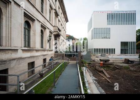 Baustelle für das NS-Dokumentationszentrum auf dem Gelände des ehemaligen "braunen Hauses" an der Brienner Straße unweit des Königsplatzes. Auf der linken Seite befindet sich das Gebäude des heutigen Wintergartens. [Automatisierte Übersetzung] Stockfoto