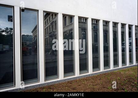 Baustelle für das NS-Dokumentationszentrum auf dem Gelände des ehemaligen "braunen Hauses" an der Brienner Straße unweit des Königsplatzes. Das Fenster spiegelt das Gebäude des heutigen Wintergartens wider. [Automatisierte Übersetzung] Stockfoto