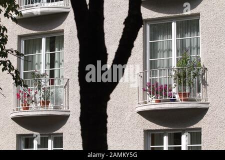 Neu sanierte, historische Arbeiterwohnanlage des städtischen Wohnungsbauvereins Gewofag zwischen Wendl-Dietrich-Straße und Arnulfstraße in Neuhausen. Die von dem Münchner Architekten Hans Döllgast geplante Arbeiterwohnanlage mit insgesamt 50 Einzelgebäuden und rund 2.100 Wohnungen steht unter Ensemble Schutz. Einzelne Gebäude, wie der Amerikanerblock und die Künstlerateliers, stehen unter Denkmalschutz. [Automatisierte Übersetzung] Stockfoto