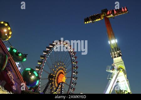 Farbenfroh beleuchtete Fahrten auf der nächtlichen Wiesn. [Automatisierte Übersetzung] Stockfoto