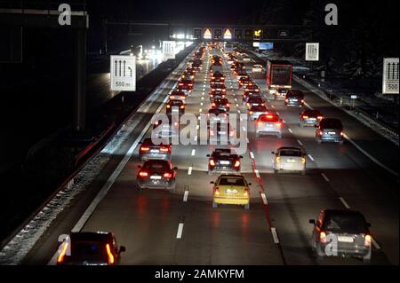 Hohes Verkehrsaufkommen in Richtung Salzburg auf der AUTOBAHN A8 an der Anschlussstelle München Süd bei Hofolding. Grund ist der Beginn der Winterferien in Bayern. [Automatisierte Übersetzung] Stockfoto