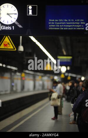 Ein Streik der Gewerkschaft GDL hat die S- und Fernzüge in München weitgehend lahmgelegt. Im Bild informiert eine Anzeigetafel die Fahrgäste im U-Bahnhof Marienplatz. [Automatisierte Übersetzung] Stockfoto