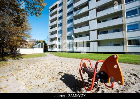 Verwaiste Kinderspielstätte im Hochhaus auf dem Ahornring zwischen Vogelbeerstraße und Akazienstraße im Landkreis Taufkirchen am Wald. [Automatisierte Übersetzung] Stockfoto